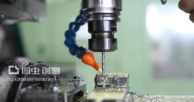 工厂轧机金属细节精密工业数控加工Precision industrial CNC machining of metal detail by mill at factory